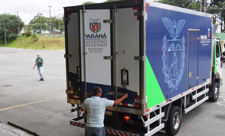 Paraná recebe 102.500 unidades da vacina AstraZeneca e já inicia processo de distribuição