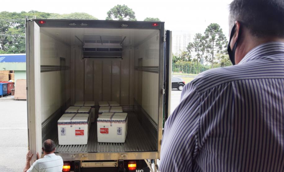 Paraná recebe 102.500 unidades da vacina AstraZeneca e já inicia processo de distribuição