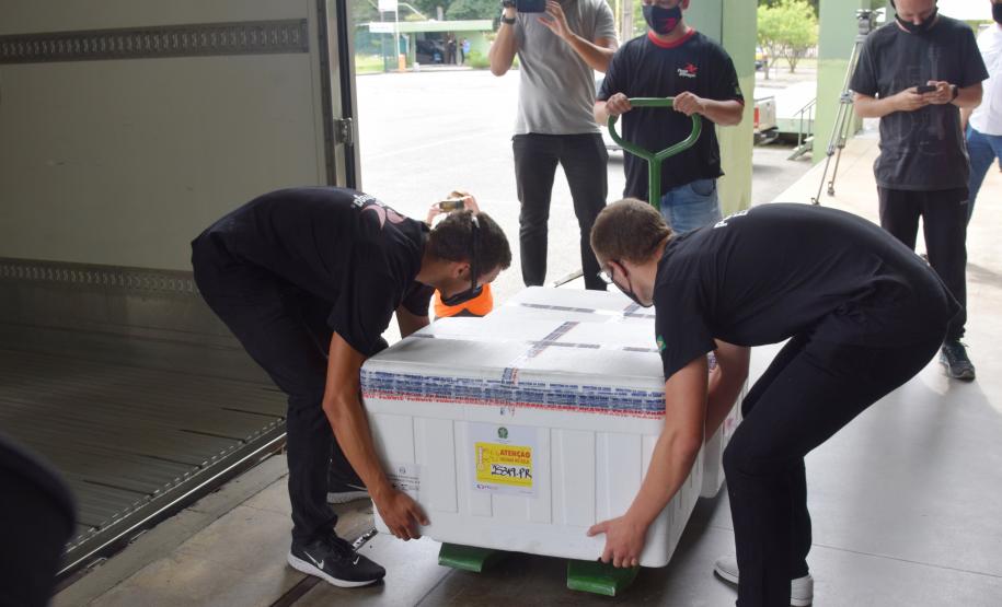 Paraná recebe 102.500 unidades da vacina AstraZeneca e já inicia processo de distribuição
