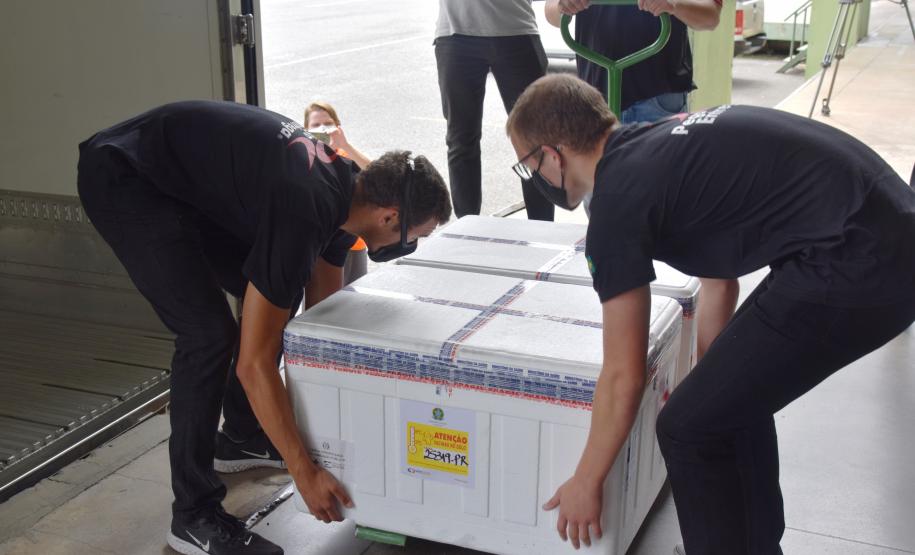 Paraná recebe 102.500 unidades da vacina AstraZeneca e já inicia processo de distribuição