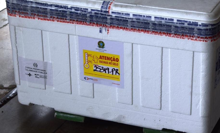 Paraná recebe 102.500 unidades da vacina AstraZeneca e já inicia processo de distribuição