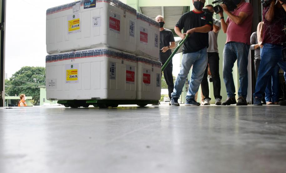 Paraná recebe 102.500 unidades da vacina AstraZeneca e já inicia processo de distribuição