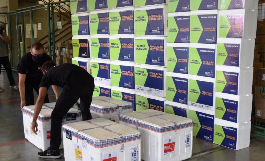 Paraná recebe 102.500 unidades da vacina AstraZeneca e já inicia processo de distribuição