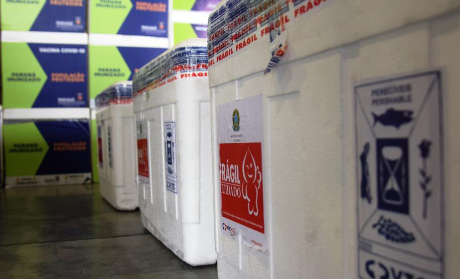 Paraná recebe 102.500 unidades da vacina AstraZeneca e já inicia processo de distribuição
