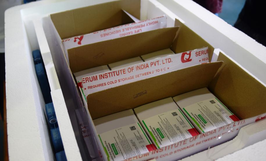 Paraná recebe 102.500 unidades da vacina AstraZeneca e já inicia processo de distribuição