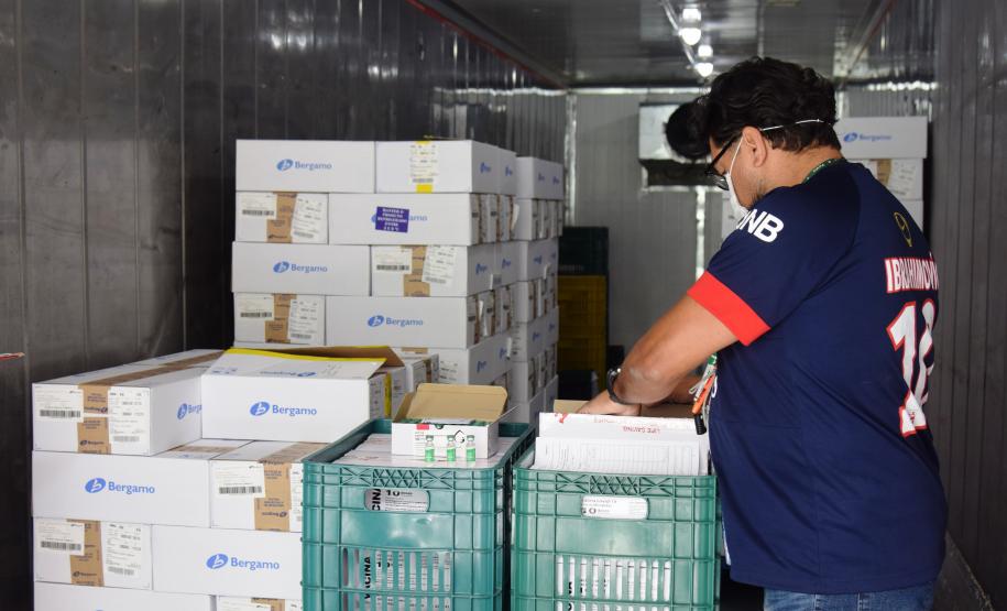 Paraná recebe 102.500 unidades da vacina AstraZeneca e já inicia processo de distribuição