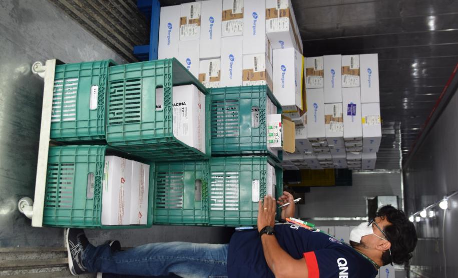 Paraná recebe 102.500 unidades da vacina AstraZeneca e já inicia processo de distribuição
