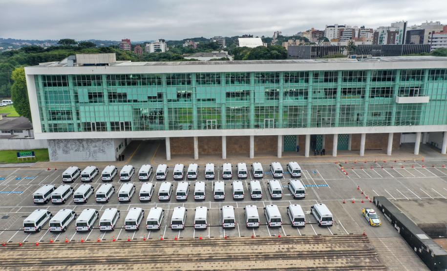 Governo entrega vans para agilizar o transporte de pacientes de 45 municípios