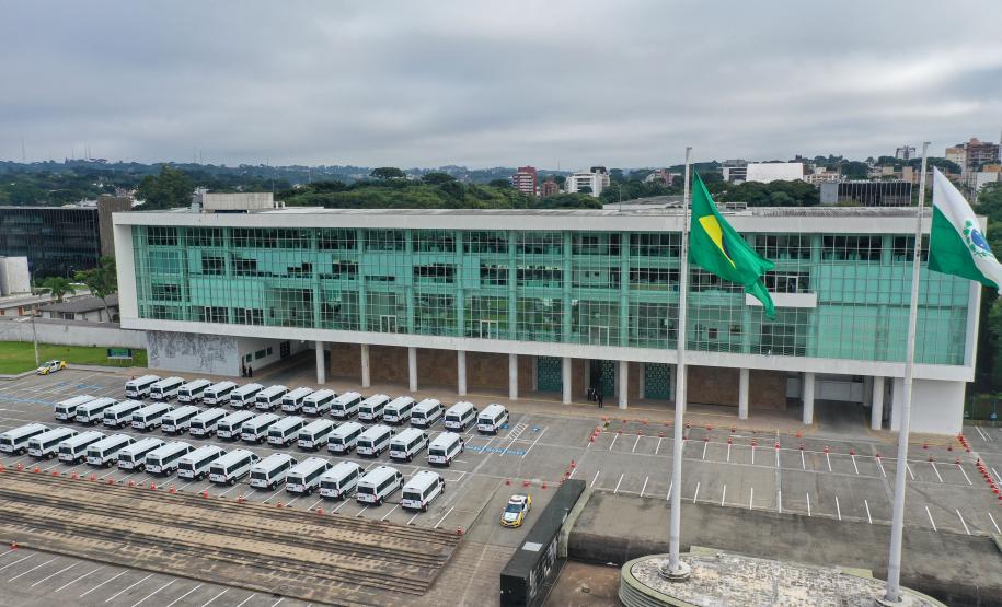 Governo entrega vans para agilizar o transporte de pacientes de 45 municípios