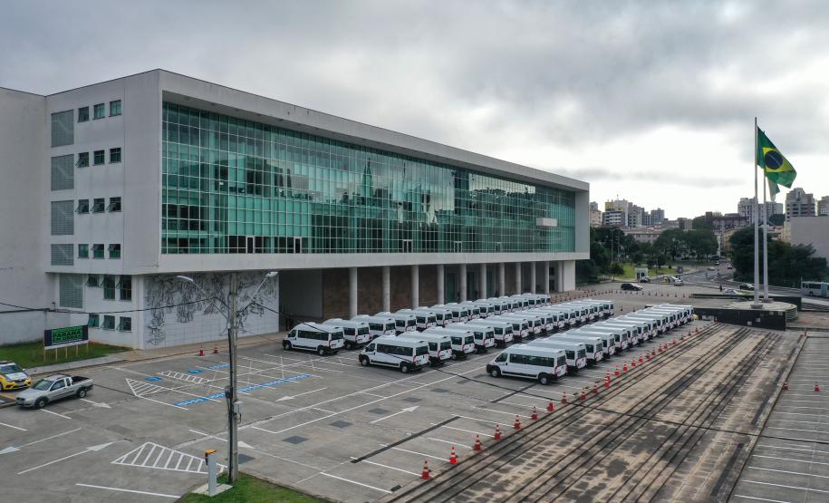 Governo entrega vans para agilizar o transporte de pacientes de 45 municípios