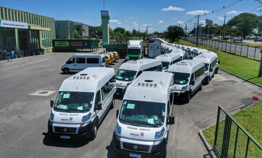 Governo entrega vans para agilizar o transporte de pacientes de 45 municípios