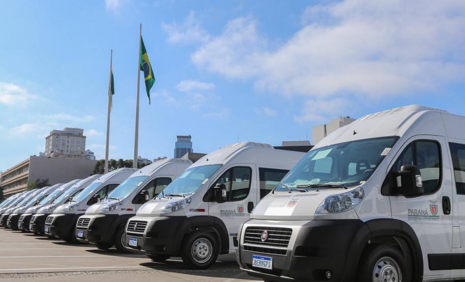 Governo entrega vans para agilizar o transporte de pacientes de 45 municípios