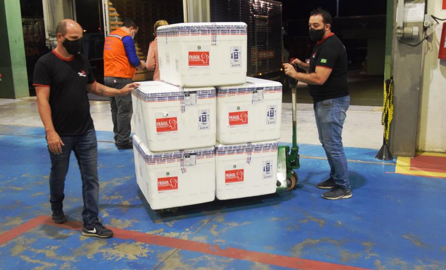 Paraná recebe neste sábado mais 240,4 mil doses da vacina contra a Covid-19