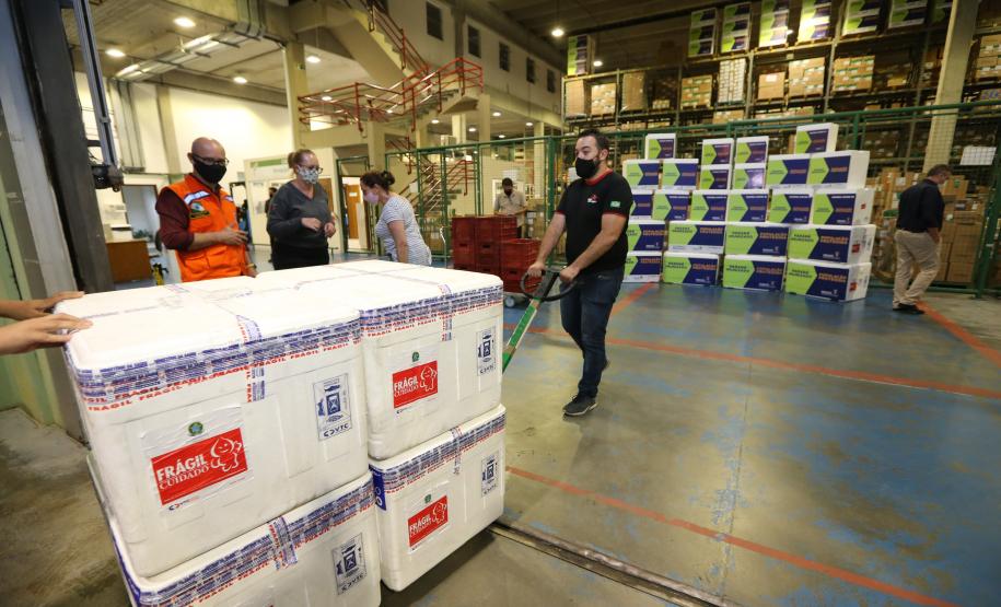 Paraná recebe neste sábado mais 240,4 mil doses da vacina contra a Covid-19