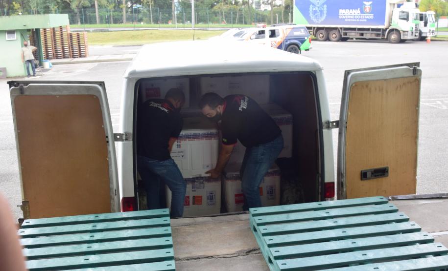 Paraná recebeu neste sábado mais 240,4 mil doses da vacina contra a Covid-19