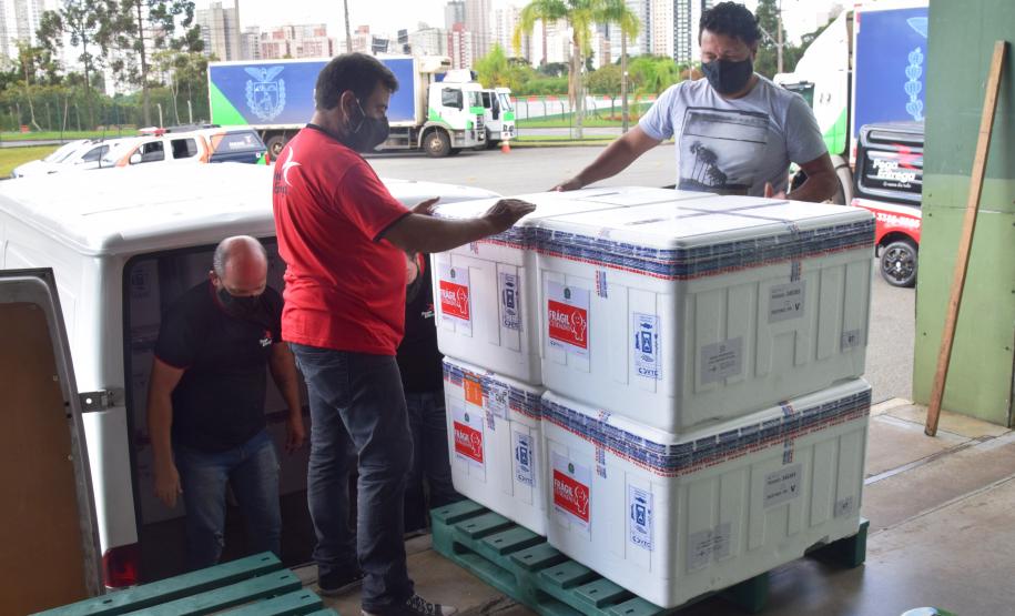 Paraná recebeu neste sábado mais 240,4 mil doses da vacina contra a Covid-19