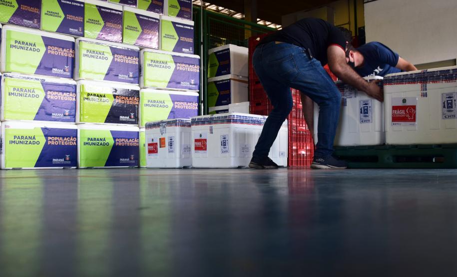 Paraná recebeu neste sábado mais 240,4 mil doses da vacina contra a Covid-19