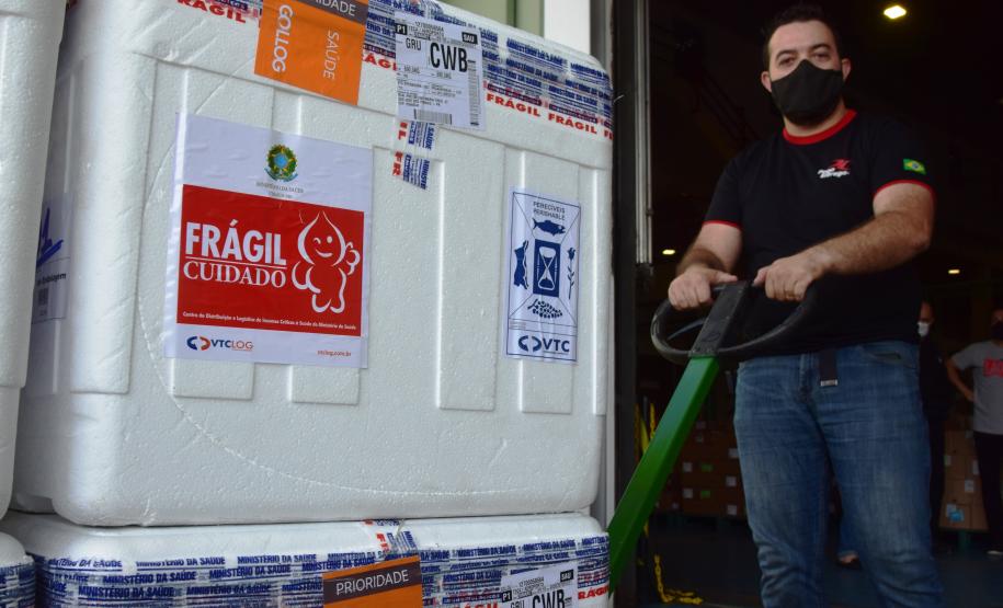 Paraná recebeu neste sábado mais 240,4 mil doses da vacina contra a Covid-19
