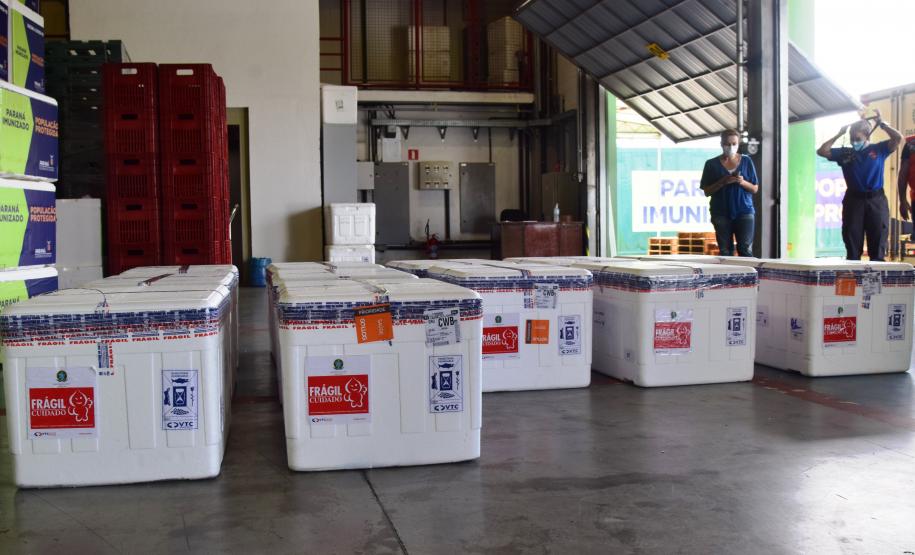 Paraná recebeu neste sábado mais 240,4 mil doses da vacina contra a Covid-19