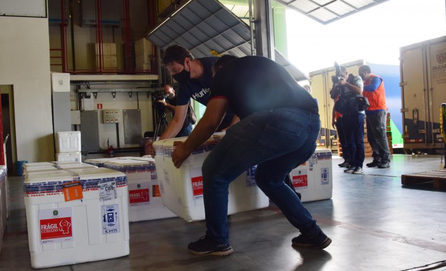 Paraná recebeu neste sábado mais 240,4 mil doses da vacina contra a Covid-19