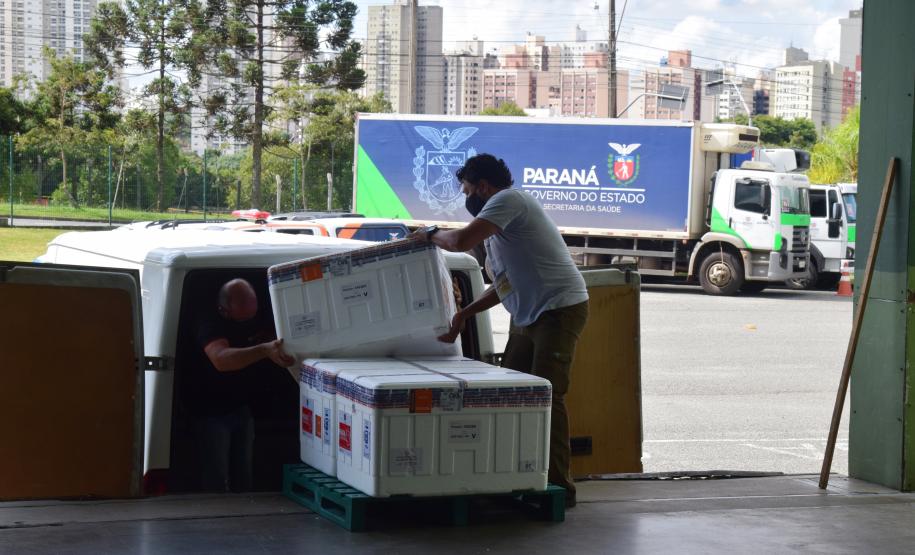 Paraná recebeu neste sábado mais 240,4 mil doses da vacina contra a Covid-19