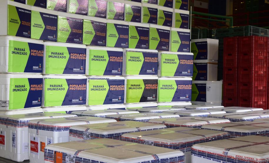 Paraná recebeu neste sábado mais 240,4 mil doses da vacina contra a Covid-19