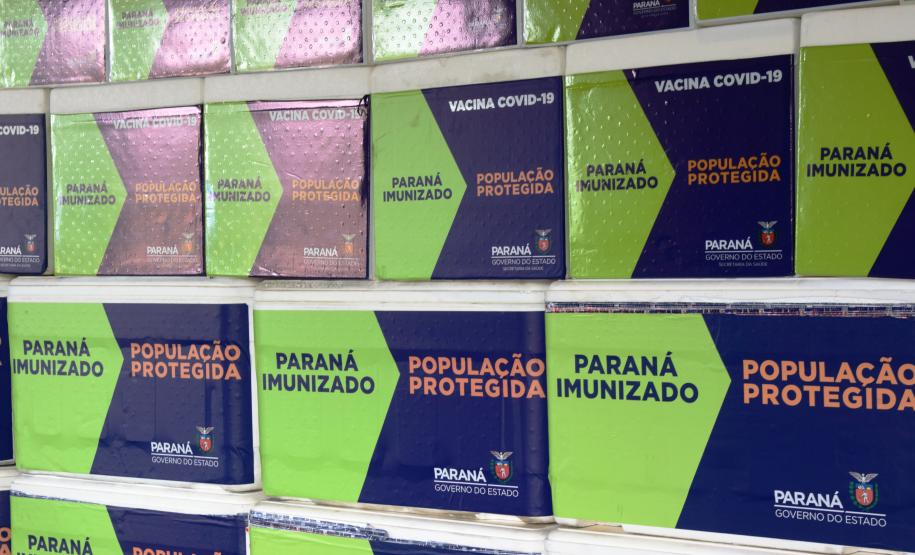 Paraná recebeu neste sábado mais 240,4 mil doses da vacina contra a Covid-19
