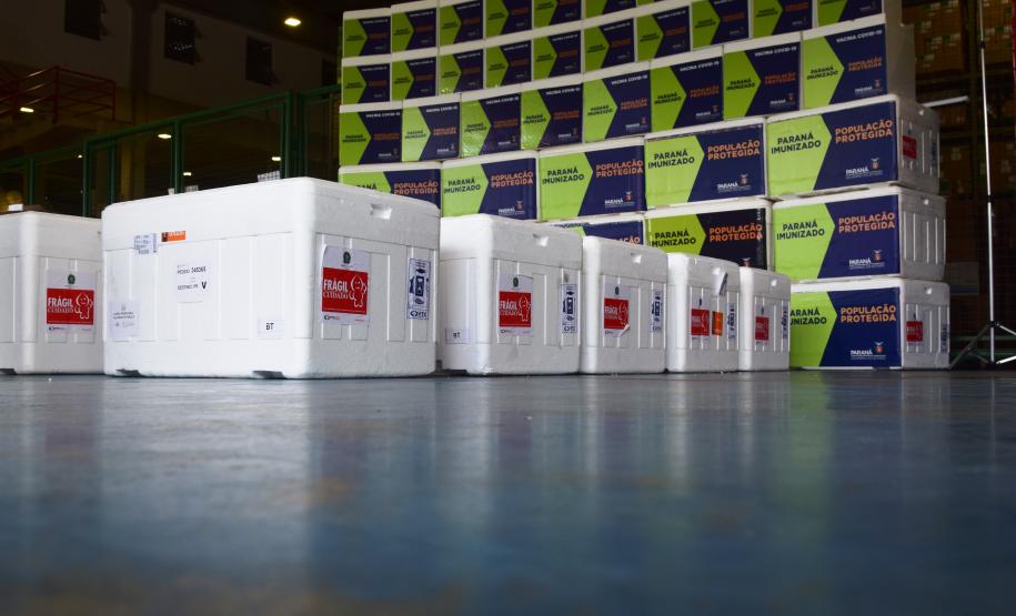 Paraná recebeu neste sábado mais 240,4 mil doses da vacina contra a Covid-19