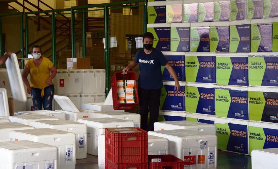 Paraná recebeu neste sábado mais 240,4 mil doses da vacina contra a Covid-19