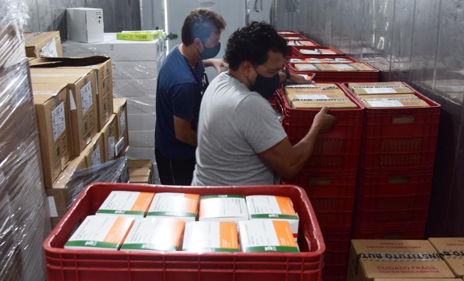 Paraná recebeu neste sábado mais 240,4 mil doses da vacina contra a Covid-19