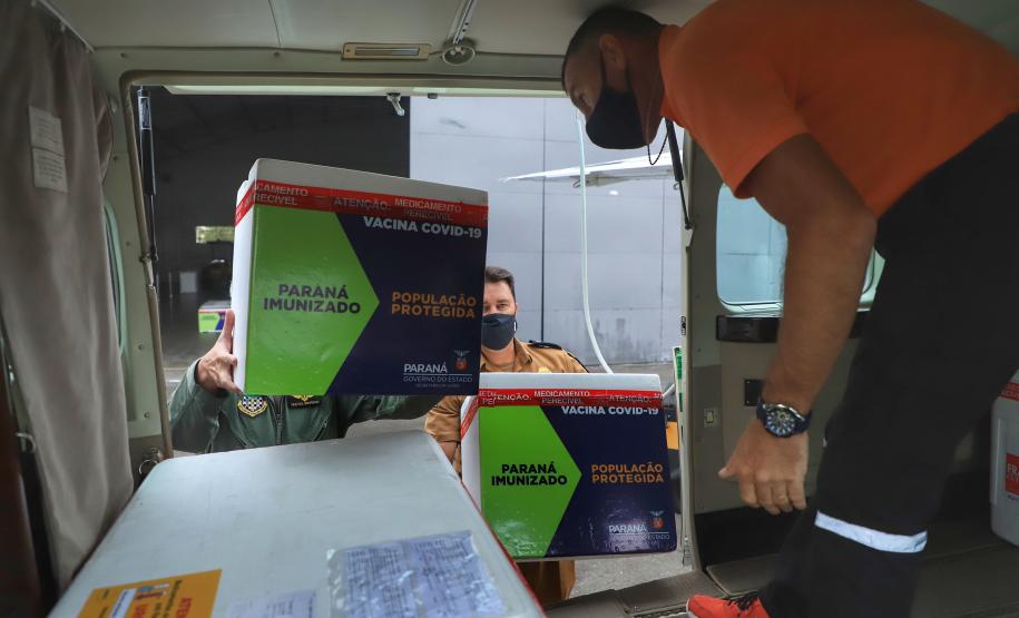Paraná distribui 369,6 mil novas doses e começa a vacinar idosos acima de 70 anos
