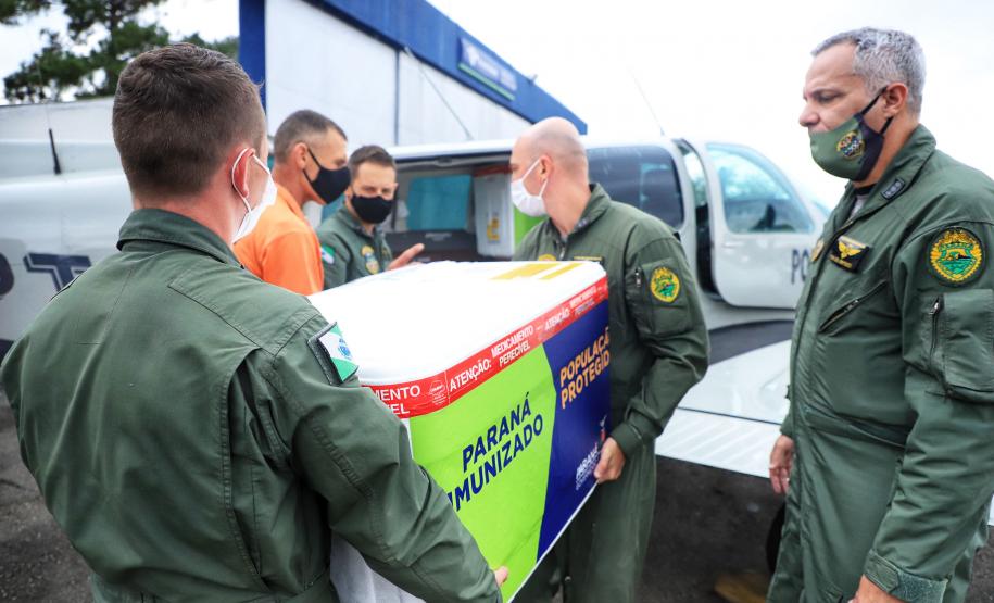 Paraná distribui 369,6 mil novas doses e começa a vacinar idosos acima de 70 anos
