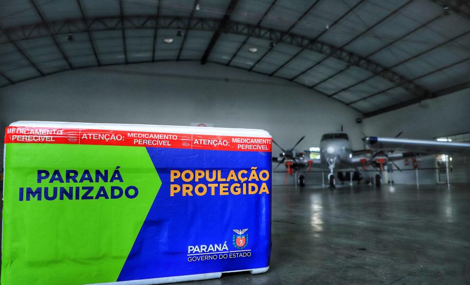 Paraná distribui 369,6 mil novas doses e começa a vacinar idosos acima de 70 anos