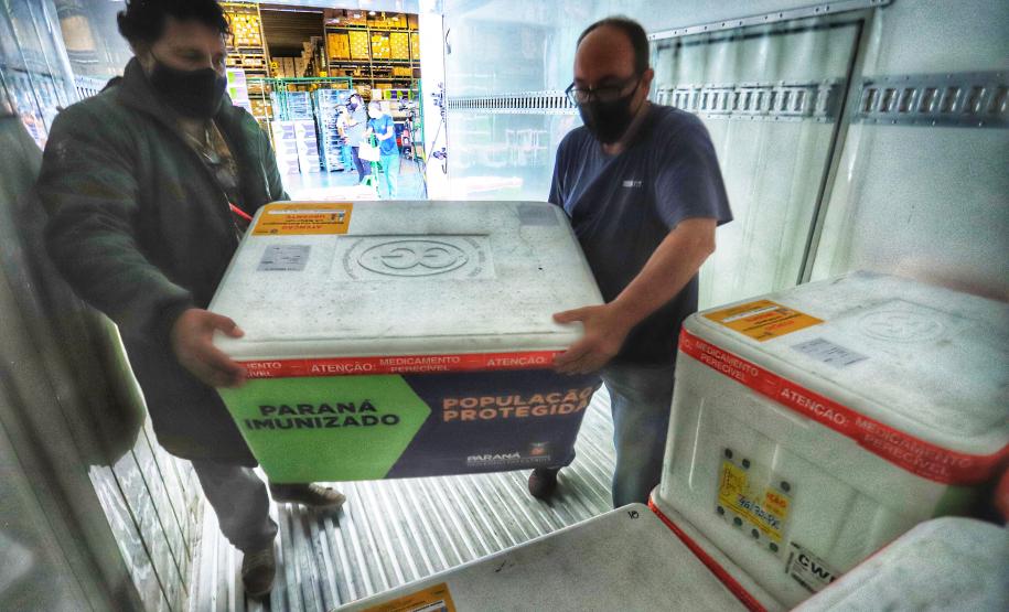 Paraná distribui 369,6 mil novas doses e começa a vacinar idosos acima de 70 anos