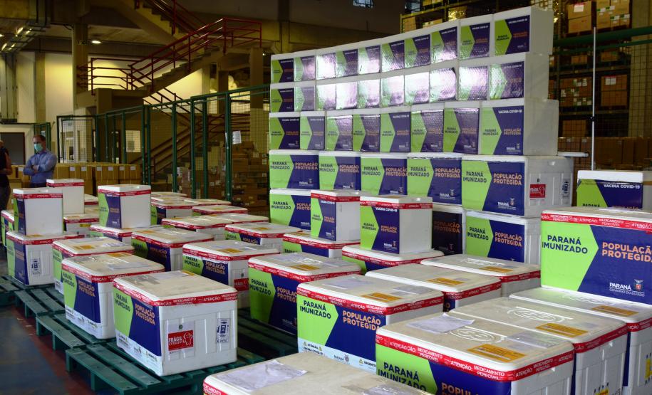 Paraná distribui 369,6 mil novas doses e começa a vacinar idosos acima de 70 anos