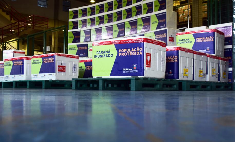 Paraná distribui 369,6 mil novas doses e começa a vacinar idosos acima de 70 anos