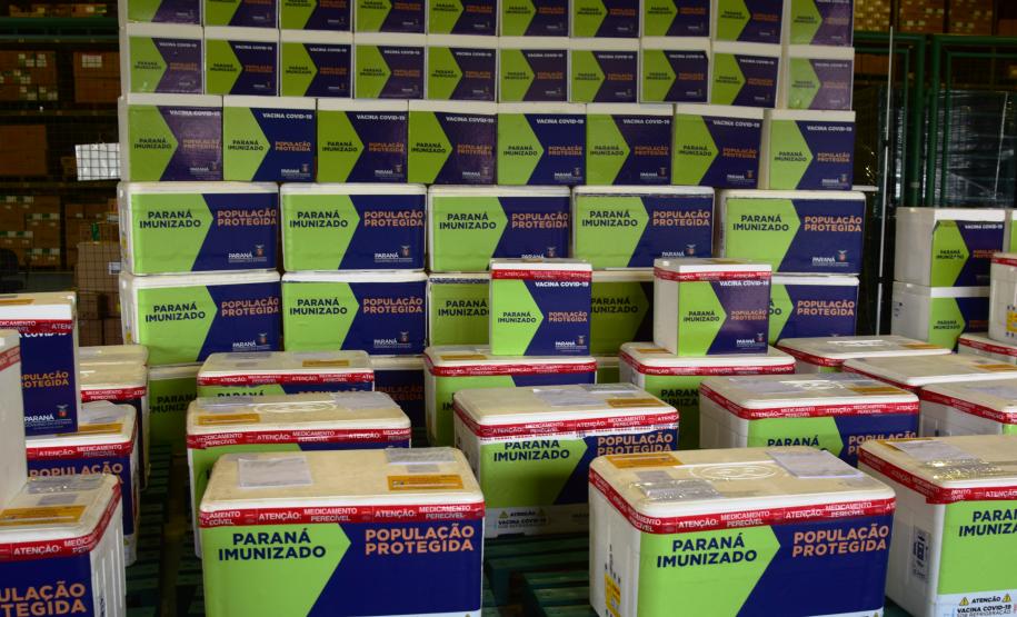 Paraná distribui 369,6 mil novas doses e começa a vacinar idosos acima de 70 anos