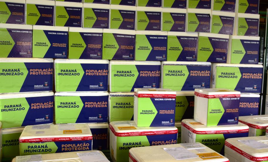 Paraná distribui 369,6 mil novas doses e começa a vacinar idosos acima de 70 anos