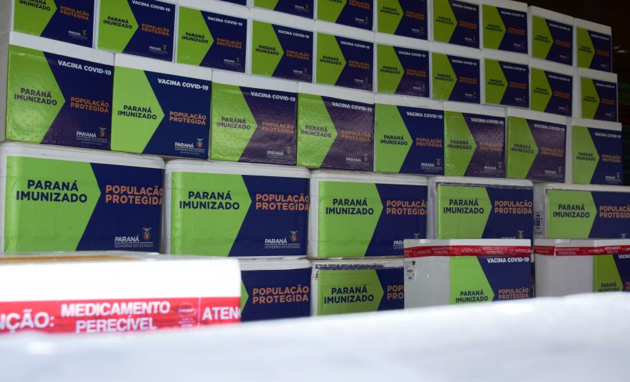Paraná distribui 369,6 mil novas doses e começa a vacinar idosos acima de 70 anos