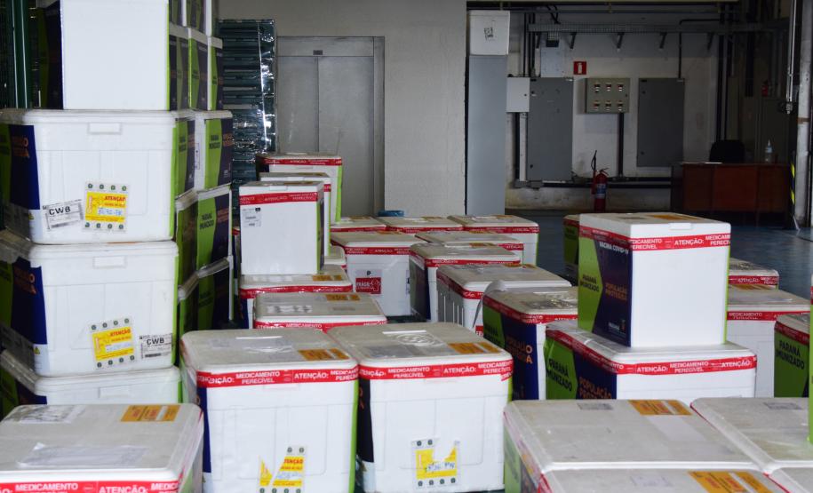 Paraná distribui 369,6 mil novas doses e começa a vacinar idosos acima de 70 anos