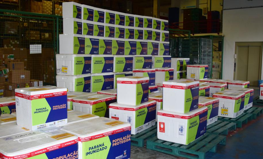 Paraná distribui 369,6 mil novas doses e começa a vacinar idosos acima de 70 anos