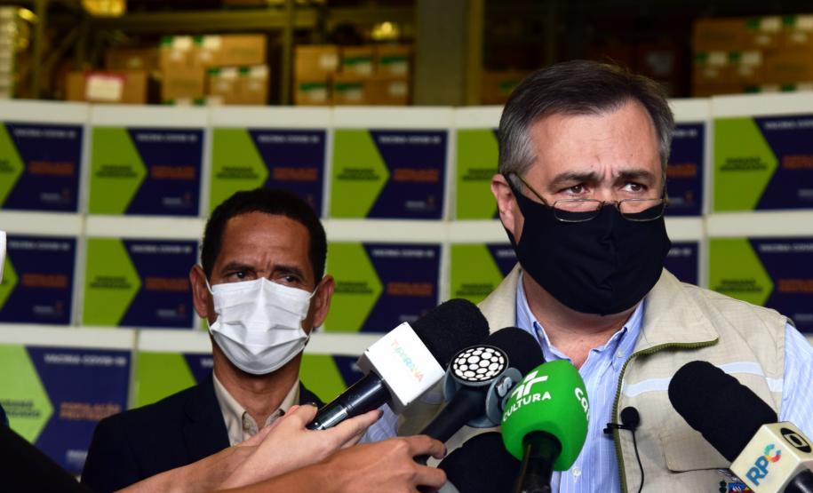 Paraná distribui 369,6 mil novas doses e começa a vacinar idosos acima de 70 anos