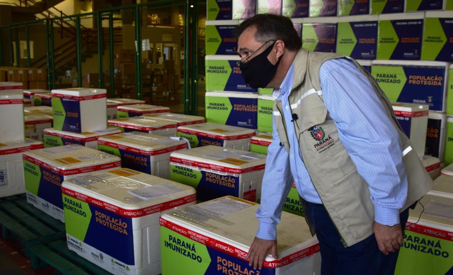 Paraná distribui 369,6 mil novas doses e começa a vacinar idosos acima de 70 anos