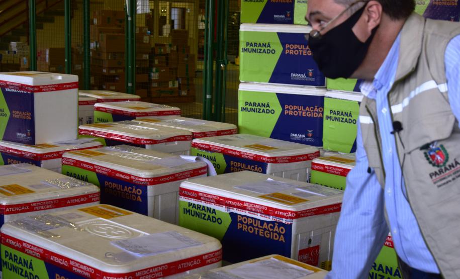 Paraná distribui 369,6 mil novas doses e começa a vacinar idosos acima de 70 anos
