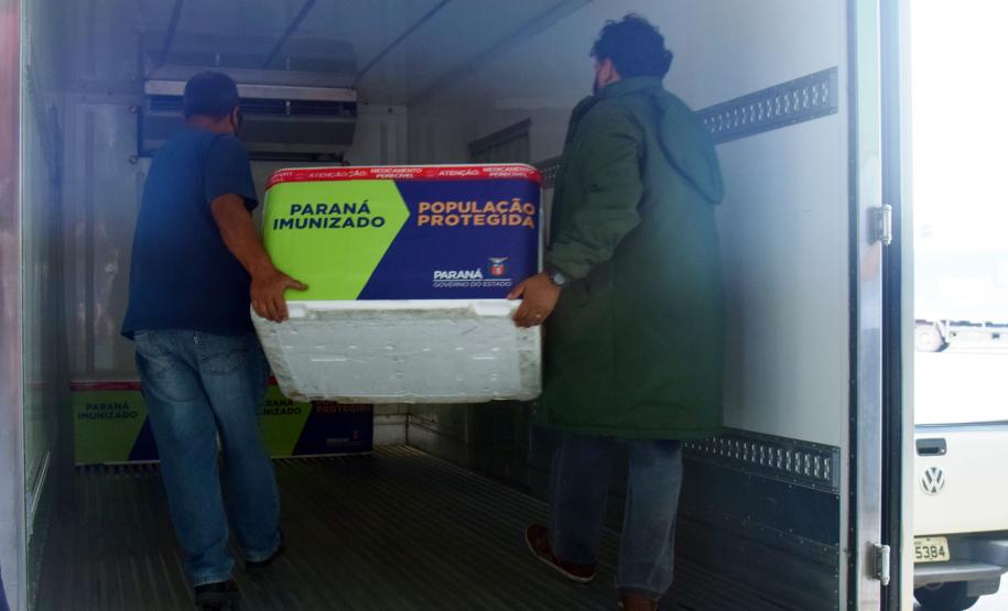 Paraná distribui 369,6 mil novas doses e começa a vacinar idosos acima de 70 anos