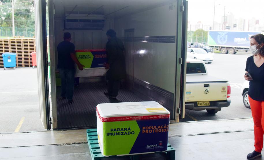 Paraná distribui 369,6 mil novas doses e começa a vacinar idosos acima de 70 anos