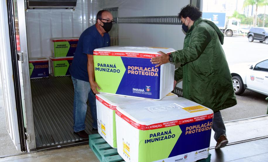 Paraná distribui 369,6 mil novas doses e começa a vacinar idosos acima de 70 anos