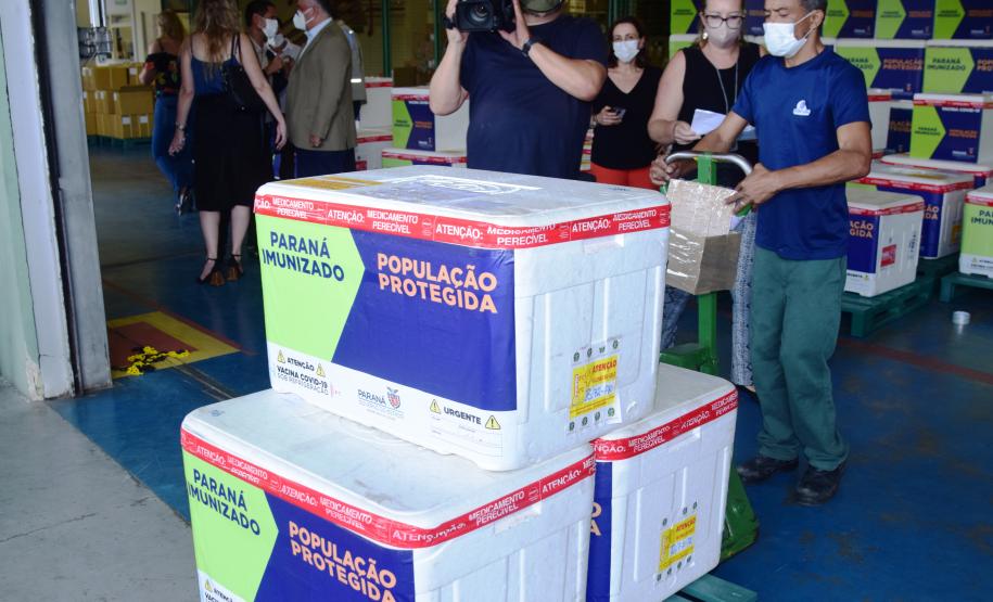 Paraná distribui 369,6 mil novas doses e começa a vacinar idosos acima de 70 anos