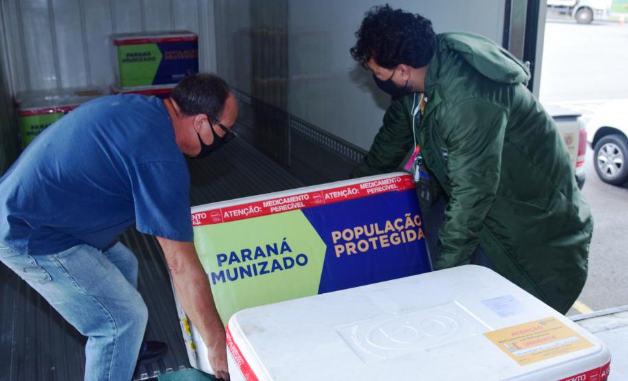 Paraná distribui 369,6 mil novas doses e começa a vacinar idosos acima de 70 anos