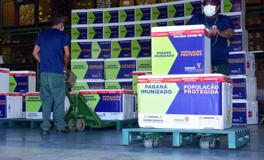 Paraná distribui 369,6 mil novas doses e começa a vacinar idosos acima de 70 anos